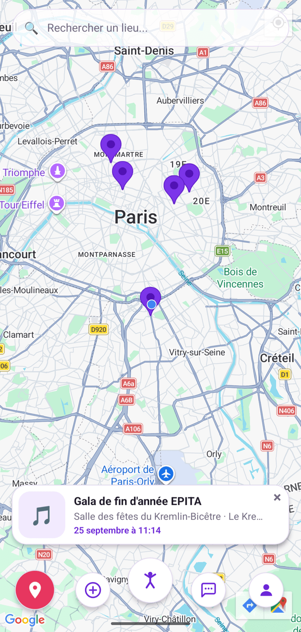 Carte de Paris et sa banlieue parsemée de repères violets, avec la fiche d'un événement en bas de l'écran.