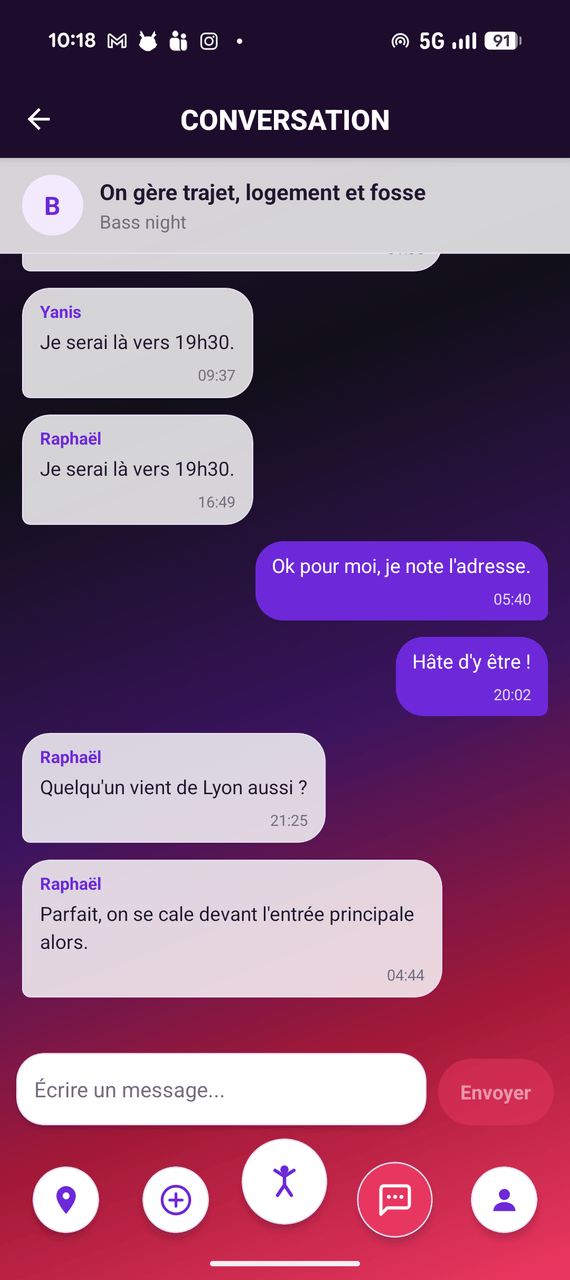 Conversation de groupe où les participants se donnent rendez-vous avant le concert.
